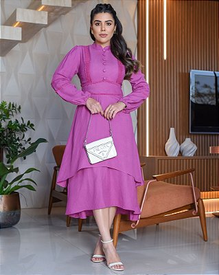 Vestido com duas camadas na saia, manga longa e detalhes em guipir Fucsia
