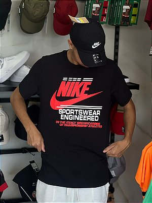 CAMISETA NIKE SPORTSWEAR PRETO/VERMELHO