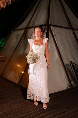 Vestido Longo Off Rendado Alça Borboleta e aplicações no Busto.