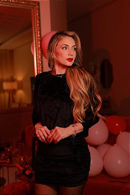 Vestido Curto de Veludo Preto Modelagem Blusê