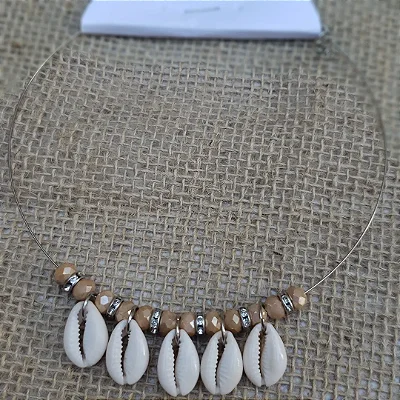 Colar chocker com pedras e búzios