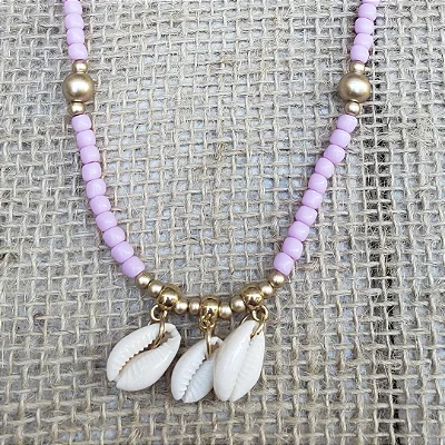 Colar lilás/dourado com pingente búzios