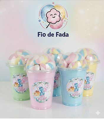 Algodão doce colorido no pote com marshmallow coloridos