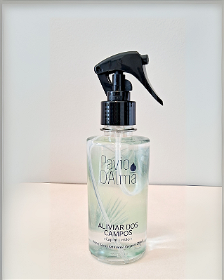 Home Spray "ALIVIAR DOS CAMPOS" - O aroma de Capim Limão traz a sensação de criar um dia de clima ensolarado e alegre. Traz sensação revitalizante e revigorante.