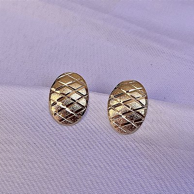 Brinco oval losangos