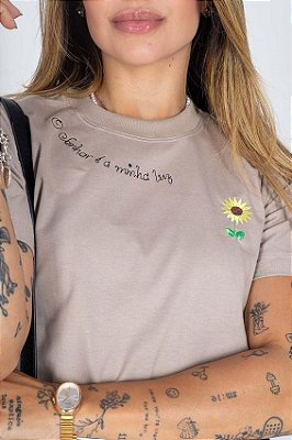 T-shirt Bordada - Bege Naturally - O Senhor É Minha Luz