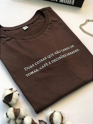 T-shirt Essencial Fio 30.1 - Café e Decisões Erradas - Marrom