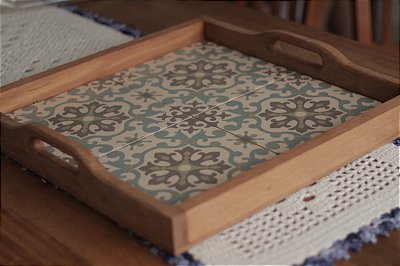 Bandeja de Madeira com 4 Ladrilhos Rústica