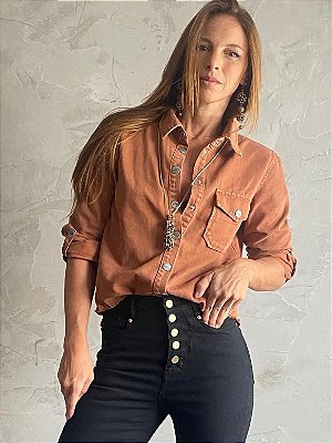 camisa 1 bolso chocolate