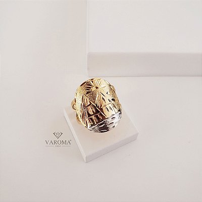 Anel réplica em formato oval com detalhes diamantados banhado em ouro 18k
