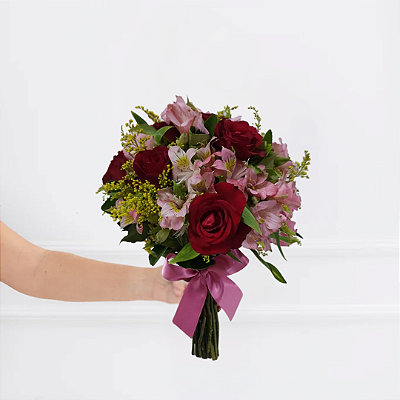 Buquê Classic Love - 12 Rosas Vermelhas e Astromélias Rosas