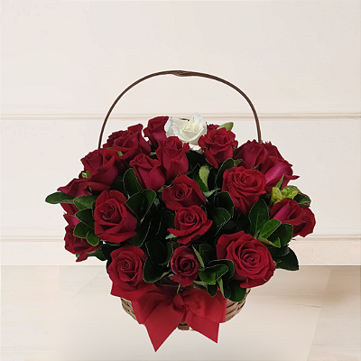 Cesta Classic - 39 Rosas Vermelhas e 1 Rosas Branca