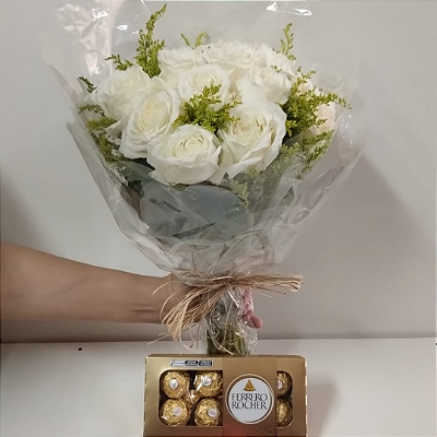 Buquê Tradicional de 12 Rosas Brancas e Ferrero Rocher