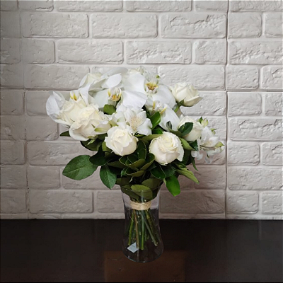 Amor de Rosas Brancas e Orquídeas no Vidro
