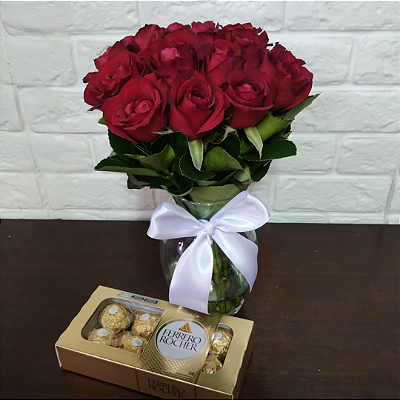 Explosão de Amor de 15 Rosas Vermelhas no Vidro e Ferrero