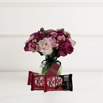 Chamego de Flores Rosadas com Kit Kats