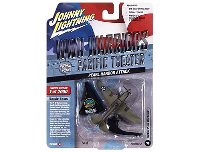 Avião Curtiss P-40 Warhawk Pearl Harbor Attack Release 2A 2022 1:64 Johnny Lightning Militar