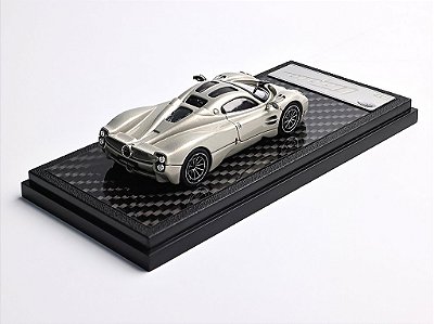 Pagani Utopia Coupe 1:64 LCD Models Dourado