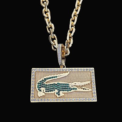 PINGENTE PLACA LACOSTE  CRAVEJADO VERDE ( 12g- 5x3cm)(G)