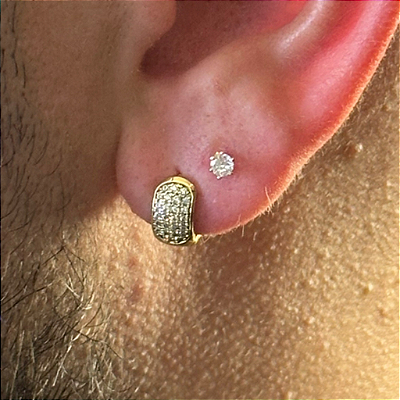 2 PARES DE BRINCOS,  ARGOLA CRAVEJADA EM ZIRCÔNIA  PREMIUM M E BRINCO REDONDO 2MM  -  BANHADO A OURO 18K