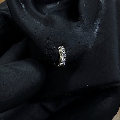 PAR DE BRINCO ARGOLA CRAVEJADA COM UMA FILEIRA DE ZIRCONIA -  P   5x3mm- BANHADO A OURO 18K.