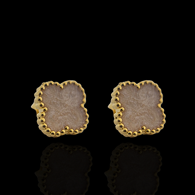 BRINCO TREVO BRANCO  - BANHADO A OURO 18K.