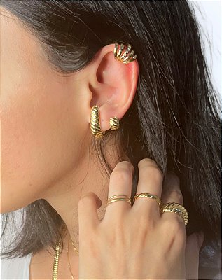 BRINCO CROISSANT EAR HOOK FOLHEADO A OURO 18K.