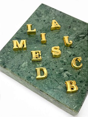 PINGENTE DE LETRA LISA PASSANTE  " C" FOLHEADO A OURO 18K.