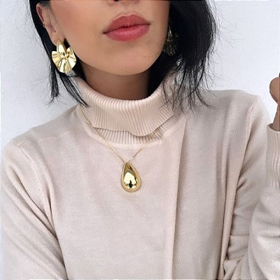 COLAR LARA COM PINGENTE GOTA G FOLHEADO A OURO 18K.