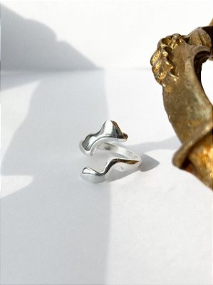 ANEL ORGÂNICO AJUSTAVEL BANHADO A PRATA.