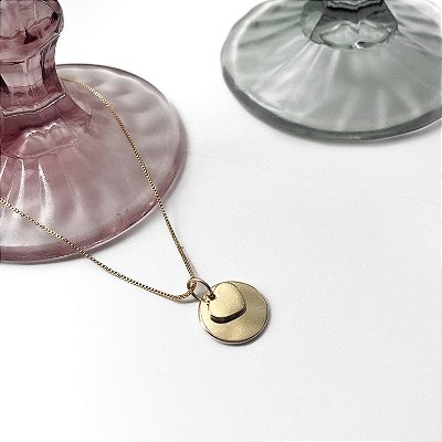 COLAR PERSONALIZADO MEDALHA E CORAÇÃO LISO  COM LETRA BANHADO A OURO 18K.