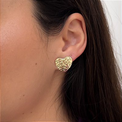 BRINCO CORAÇÃO AMASSADO BANHADO A OURO 18K.