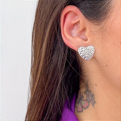 BRINCO CORAÇÃO AMASSADO BANHADO A PRATA.