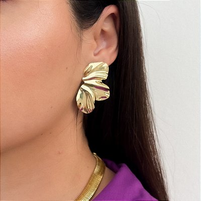 BRINCO MEIA PETALA BANHADO A OURO 18K.