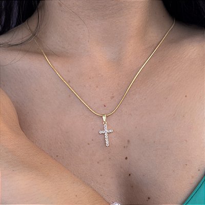 PINGENTE CRUZ COM ZIRCONIAS  BANHADO A OURO 18K.