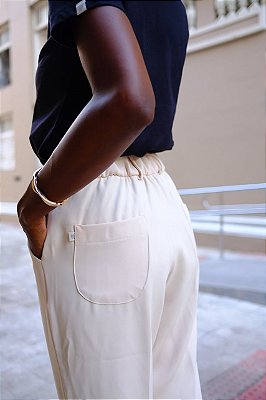 Calça tradicional elástico pérola