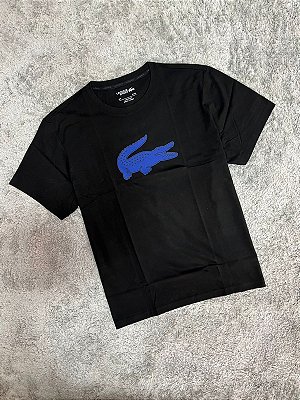 CAMISETA LACOSTE BIG CROC PRETA/AZUL (PLUS SIZE)