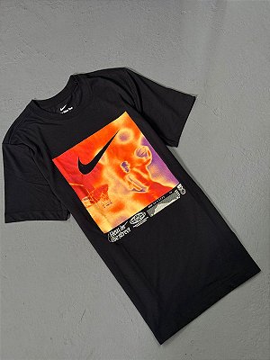 CAMISETA NIKE "HEAT IN THE STREET" PRETA