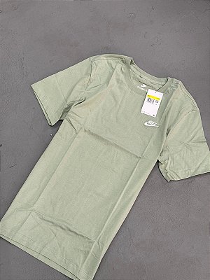 CAMISETA NIKE SPORTSWEAR VERDE MUSGO