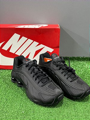 TÊNIS NIKE SHOX R4 ALL BLACK