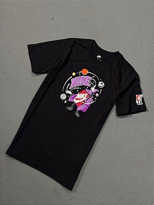 CAMISETA NIKE CLUB BOX INFANTIL PRETA / LILÁS