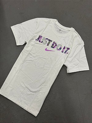 CAMISETA NIKE "JUST DO IT" BRANCA/LILÁS