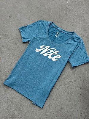 CAMISETA NIKE ASSINATURA FEMININA AZUL ESMERALDA