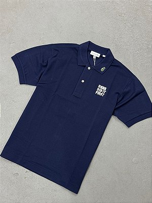 POLO LACOSTE RENE DID IT FIRST (AZUL MARINHO)