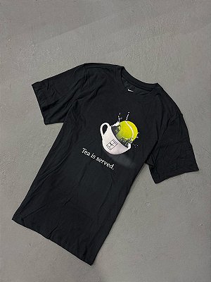 CAMISETA NIKE "TEA IS SERVED" PRETA