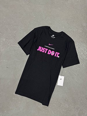 Camiseta Nike Sportswear "Basketeball is Music" Preta