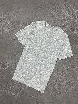 Camiseta Nike Basic Sportswear Cinza
