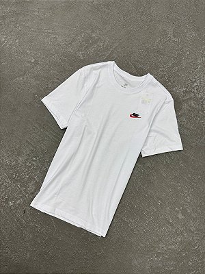 Camiseta Nike Sportswear Club Branca