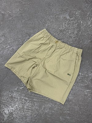 Bermuda Lacoste Relaxed Fit em Gabardine Bege