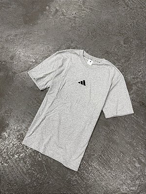 Camiseta Adidas Essentials com Logotipo Pequeno